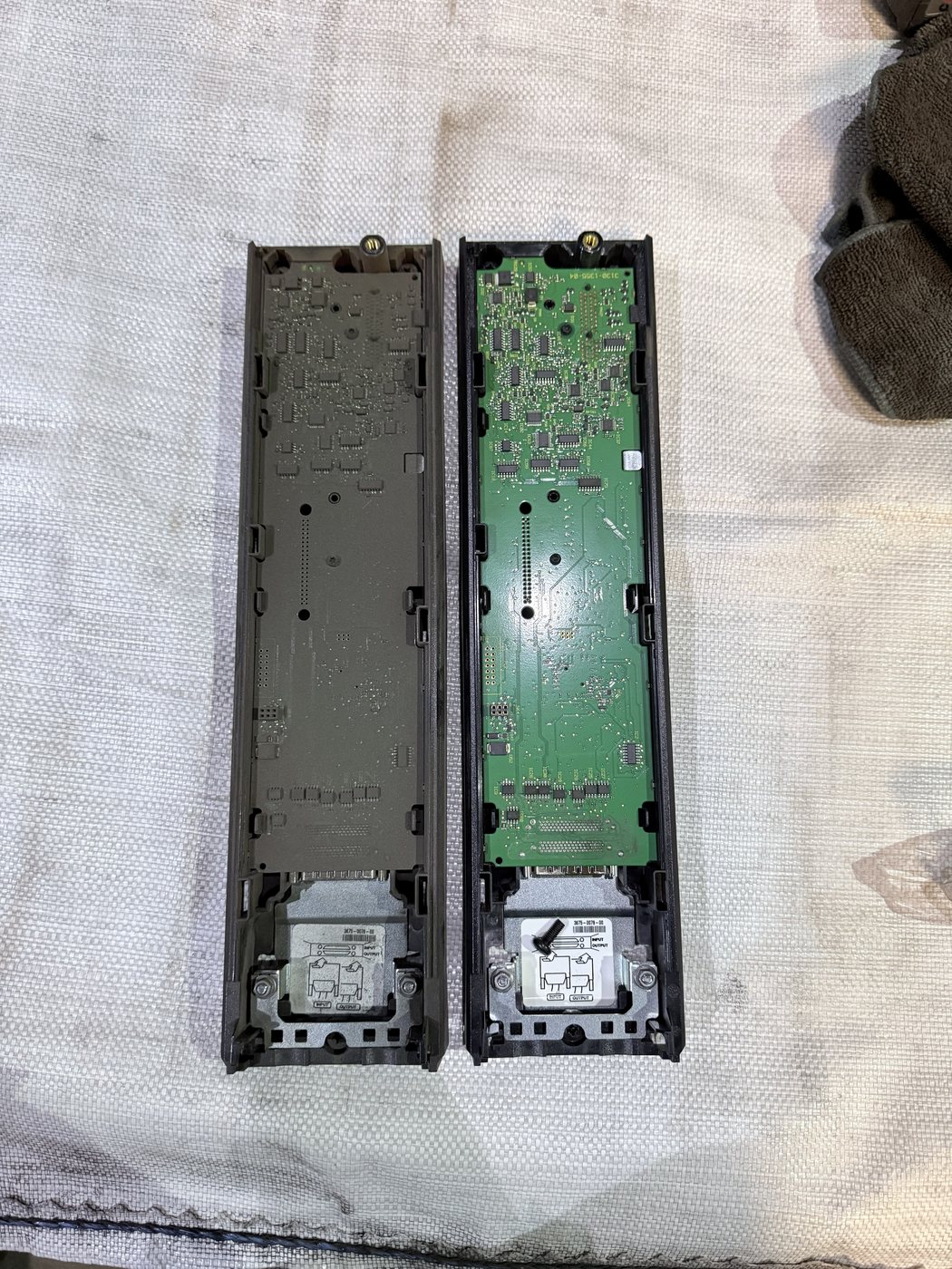 Две платы slave привода Unidrive M700 рядом: слева покрытая пылью до обслуживания, справа отмытая после